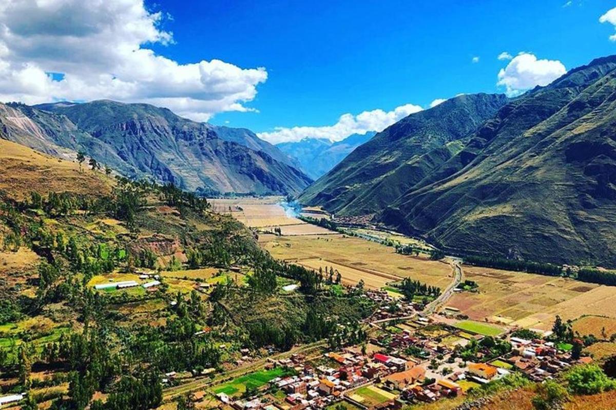 một góc nhìn từ trên không của một ngôi làng trong thung lũng núi