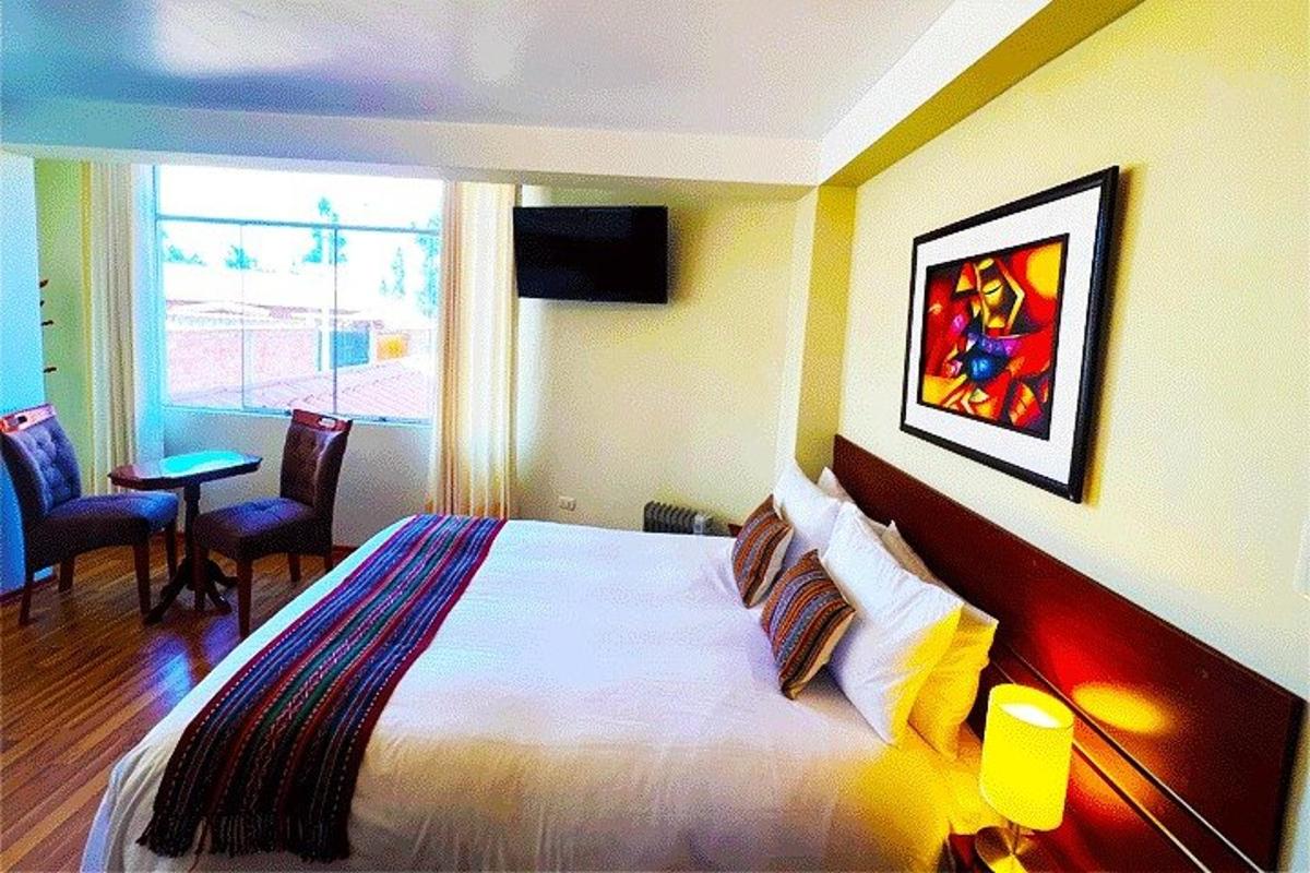 bilik hotel dengan katil besar dan tingkap
