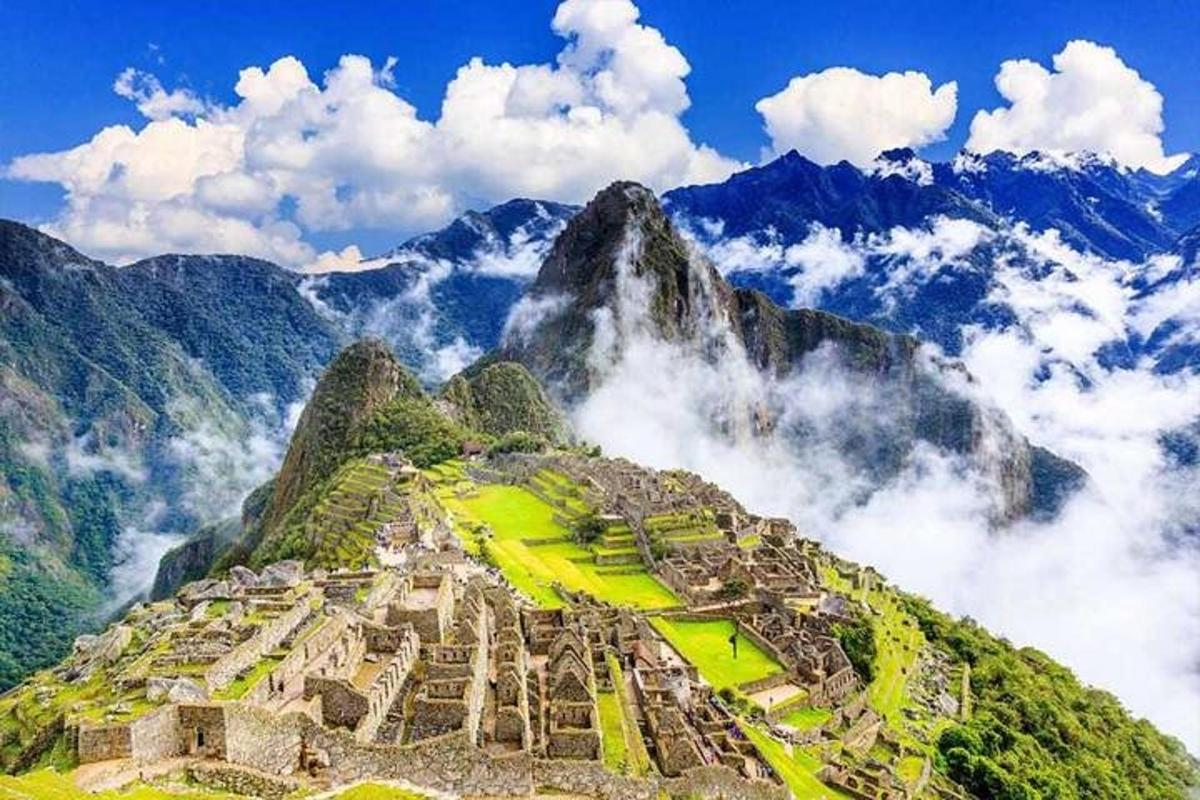 pohled na ruiny Machu Picchu na hoře