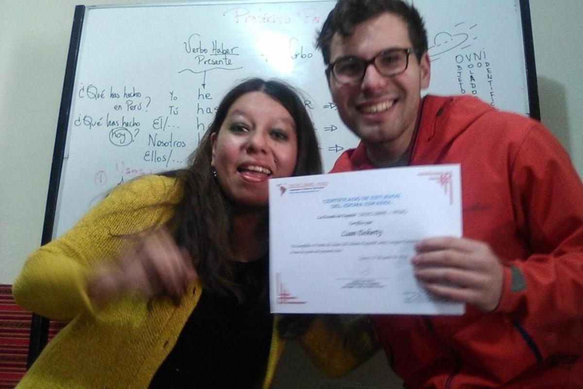 Un hombre y una mujer sosteniendo un trozo de papel
