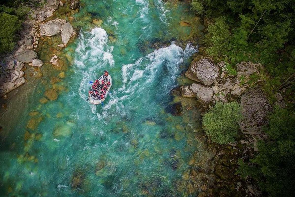 una vista aerea di una barca in acqua