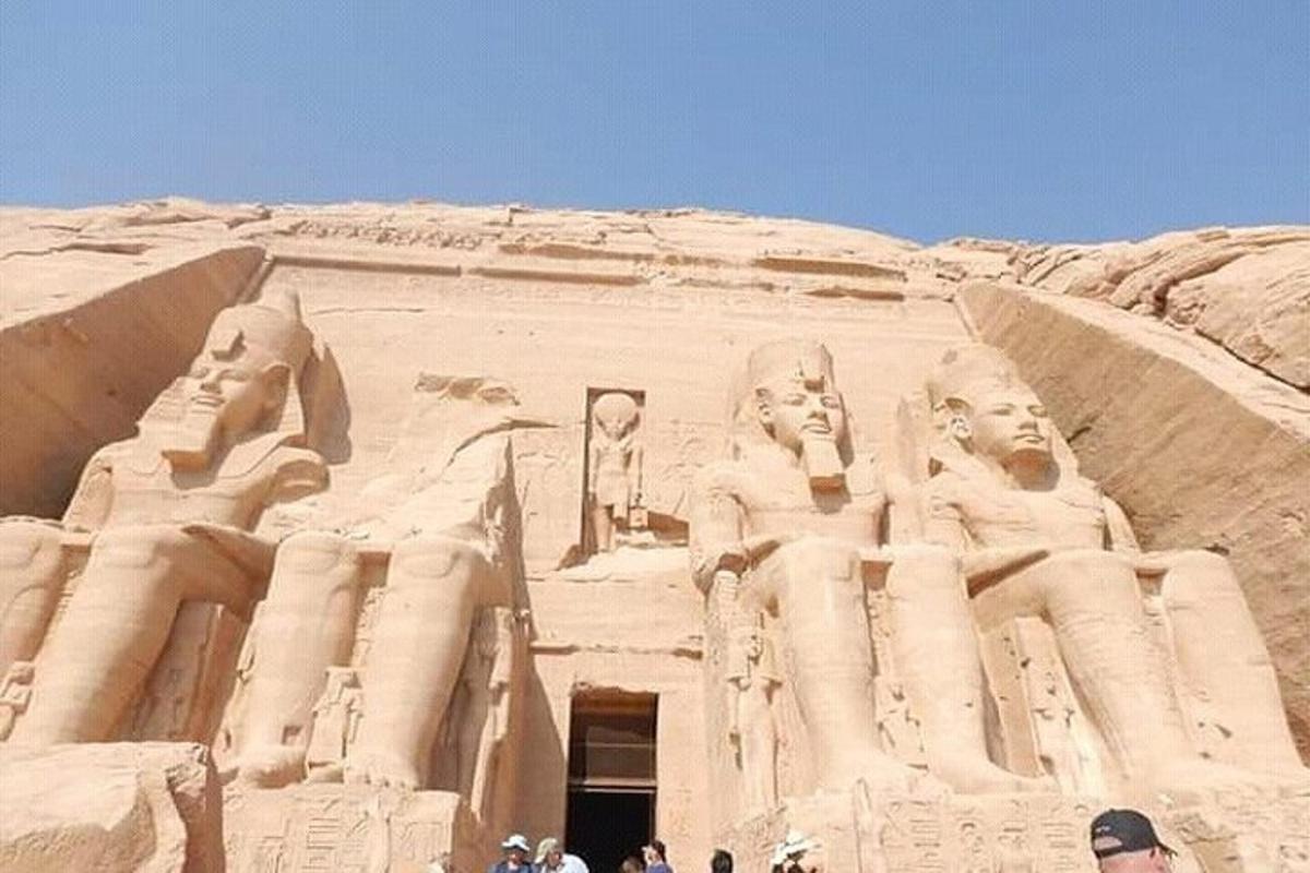 um edifício com estátuas no deserto