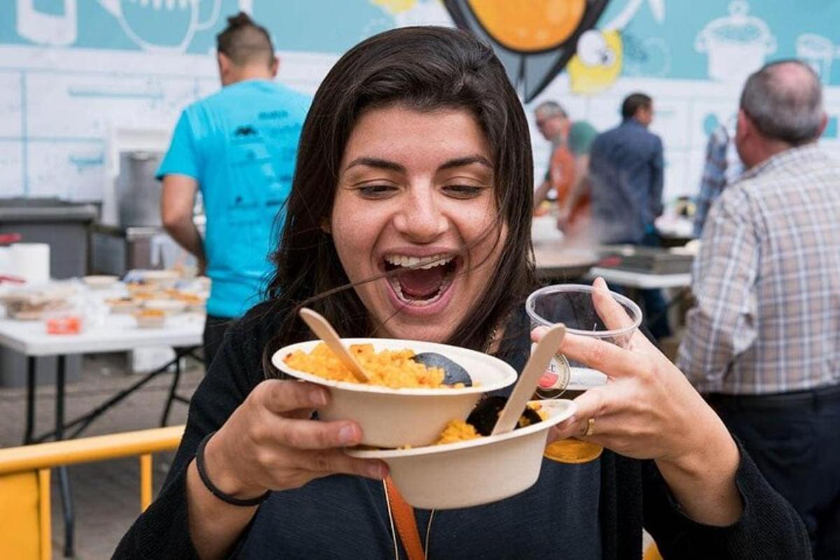 seorang wanita sedang memegang semangkuk makanan dengan mulutnya
