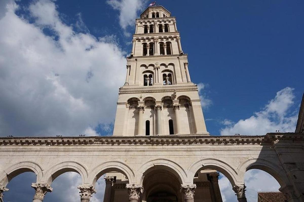 un edificio alto con una torre dell'orologio in cima