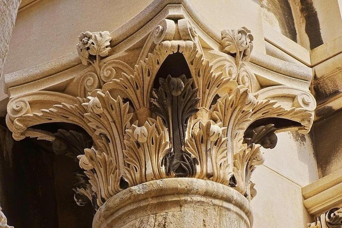 una colonna sul lato di un edificio