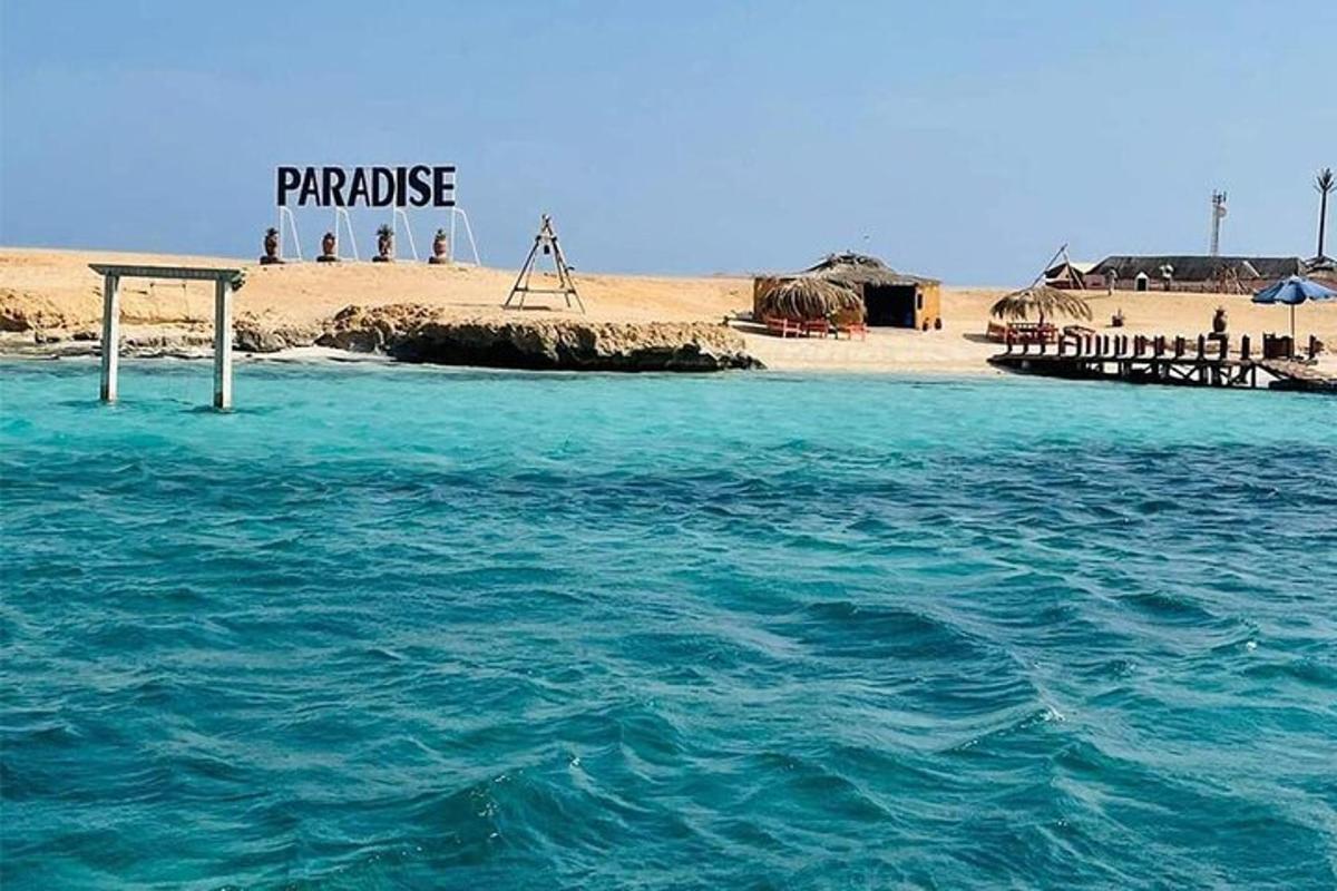 o plajă cu un semn pe care scrie paradis