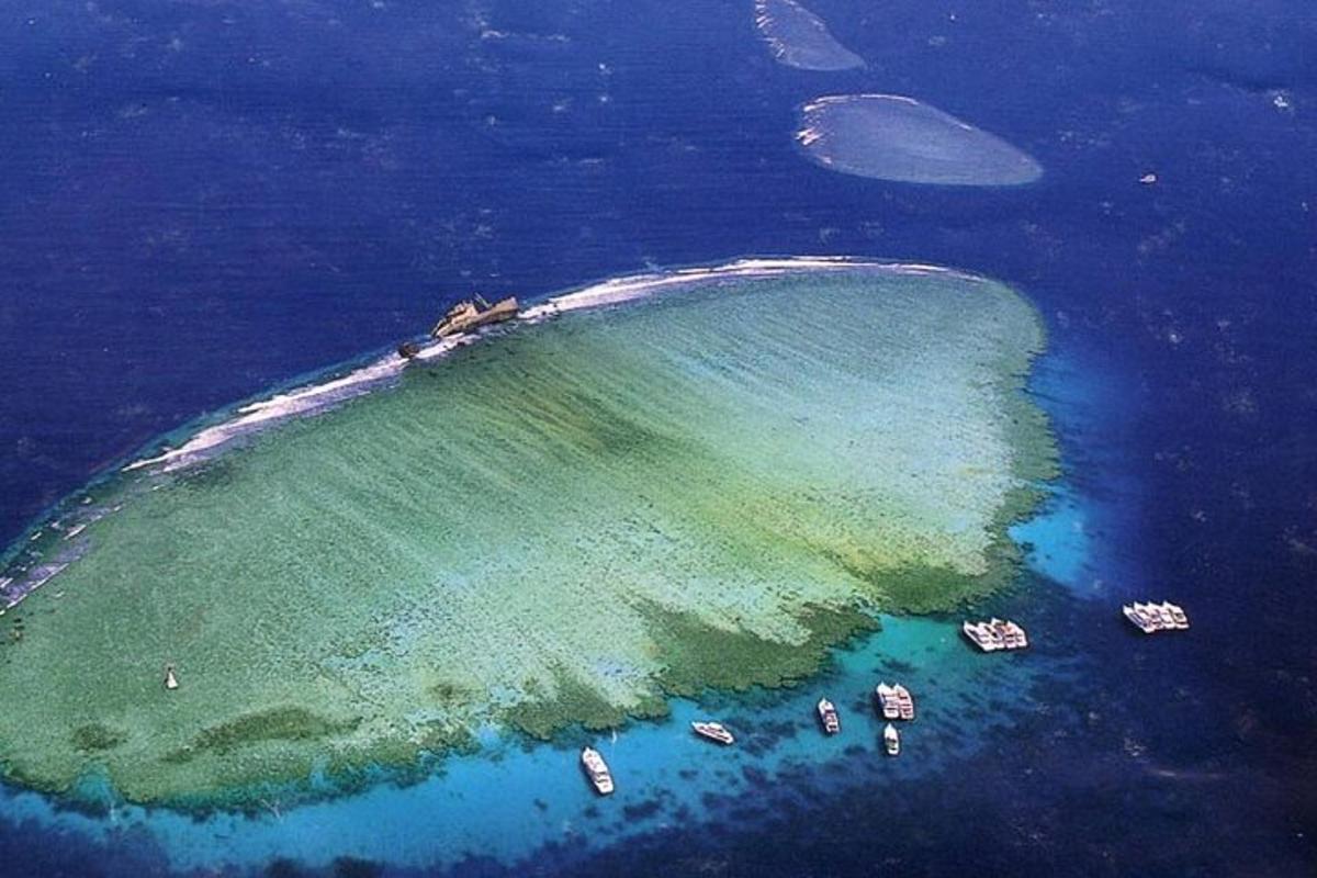 widok z lotu ptaka na małą wyspę na oceanie