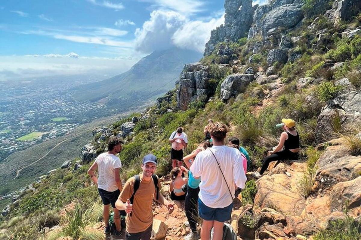 un grup de persones caminant per una muntanya