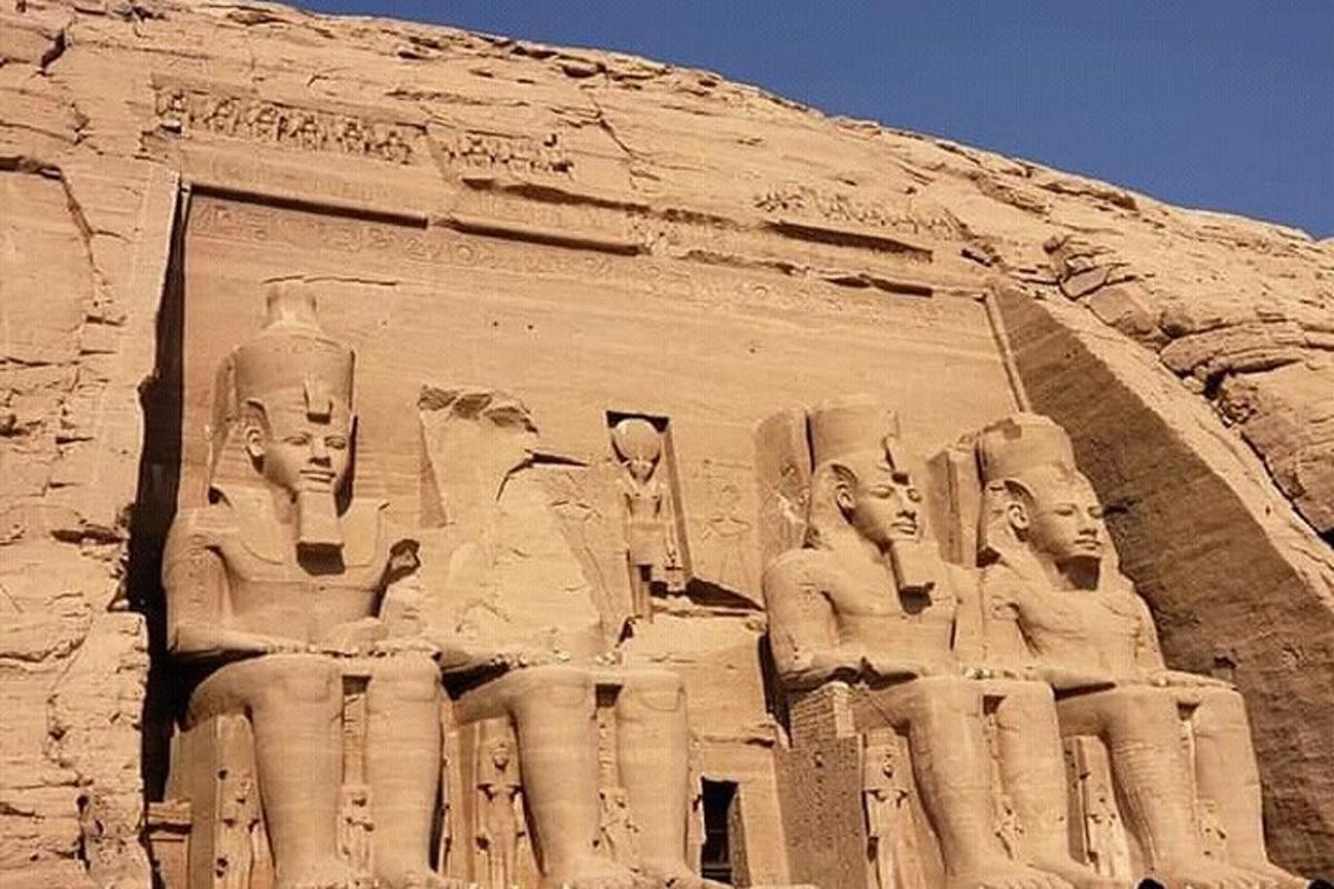 ένα άγαλμα ανθρώπων στην πλευρά ενός κτιρίου