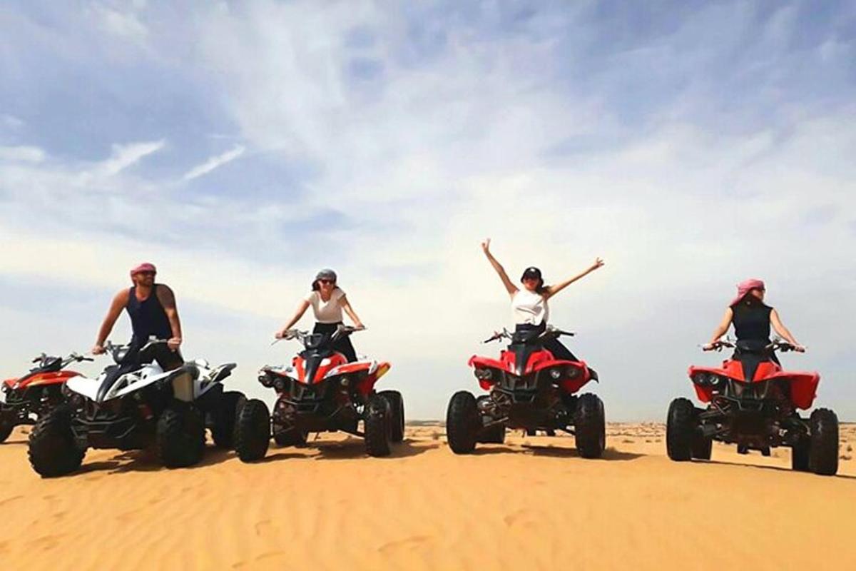 Μια ομάδα ανθρώπων σε ATV στην έρημο