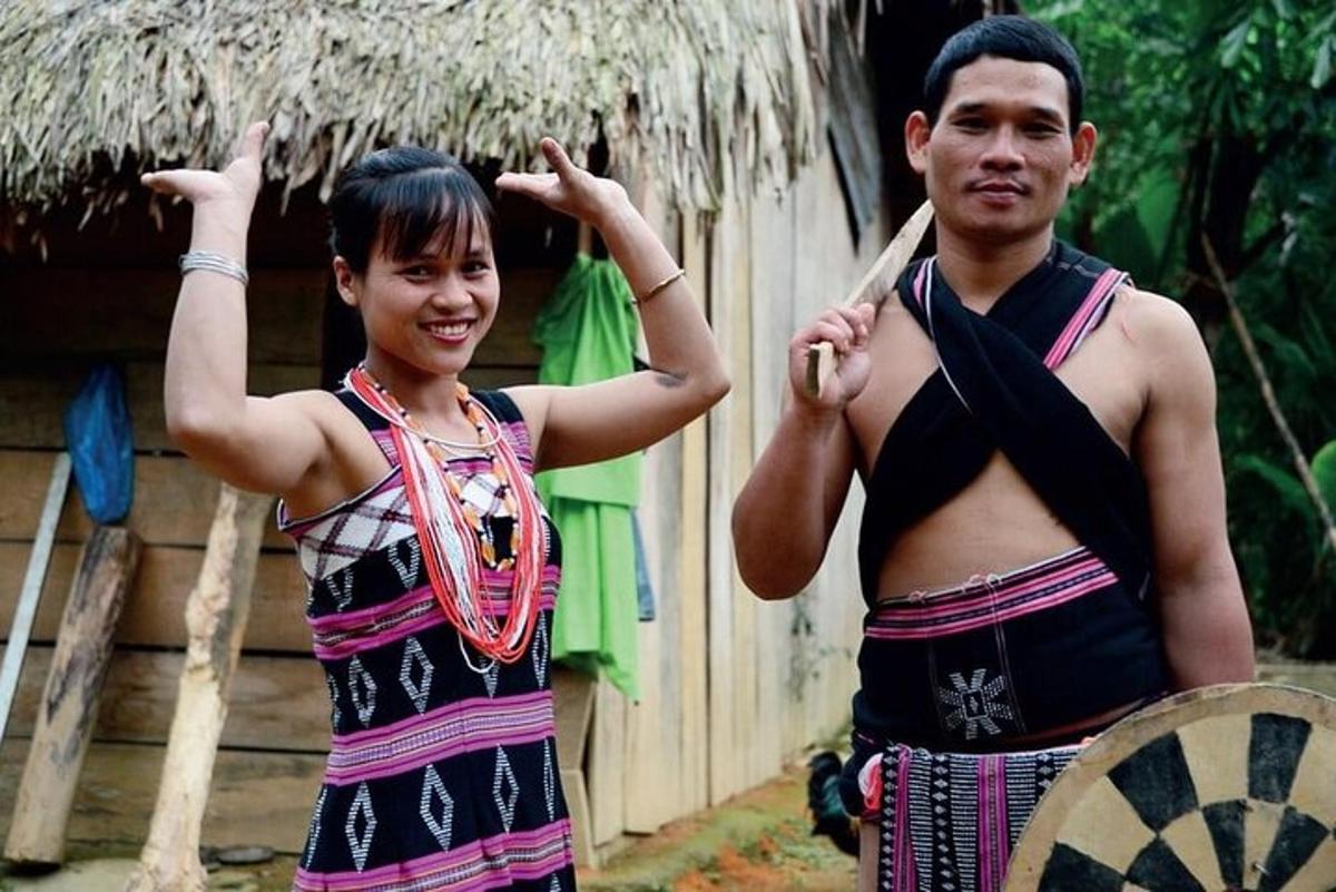 seorang pria dan seorang wanita berdiri berdampingan