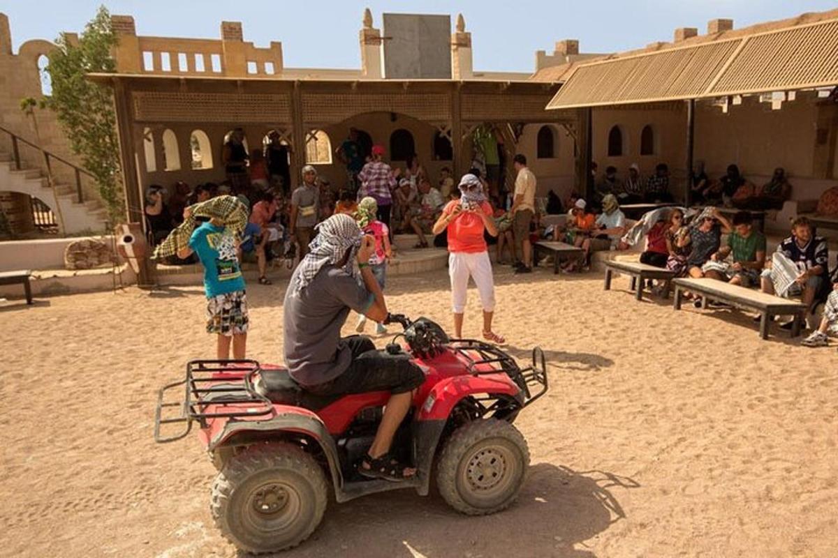 un uomo su un quad nel deserto