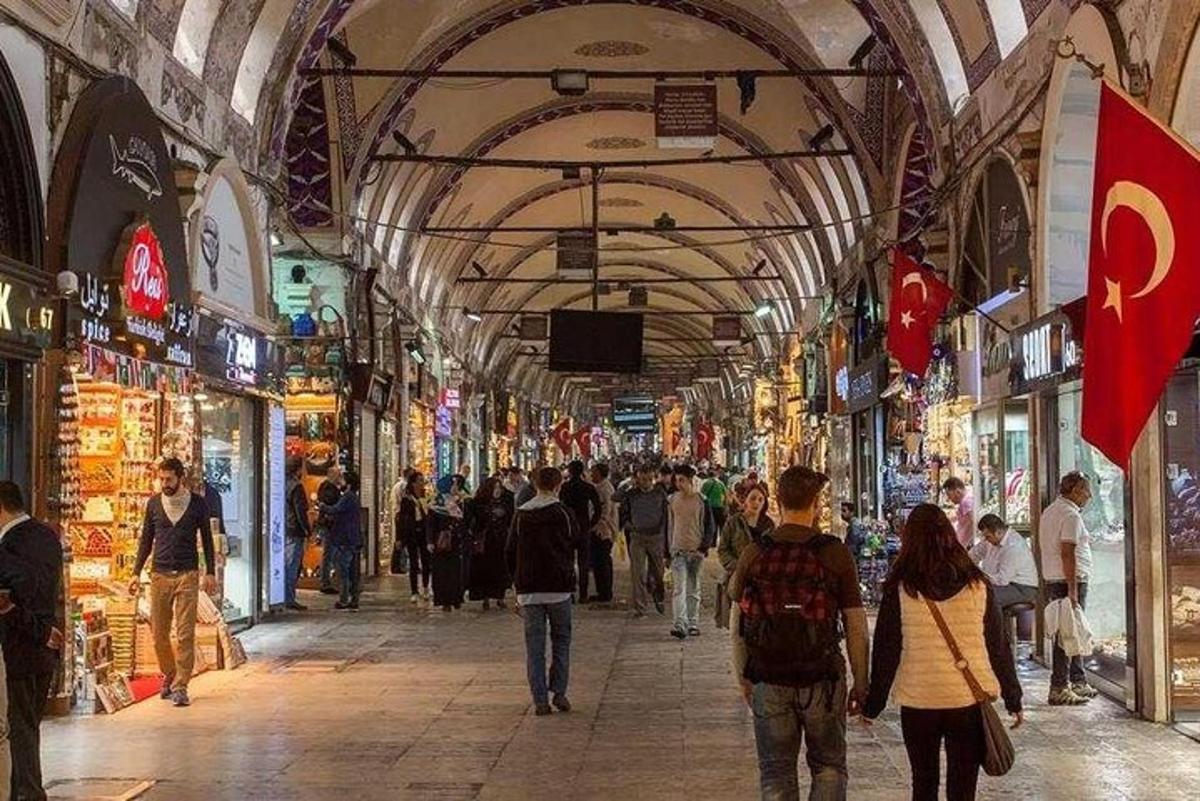 una folla di persone che camminano in un centro commerciale