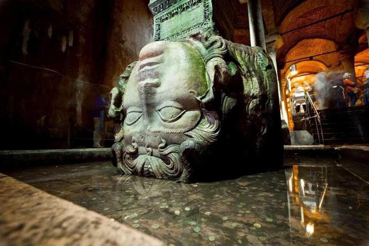 statuja, kurā attēlota galva, kas sēž uz zemes