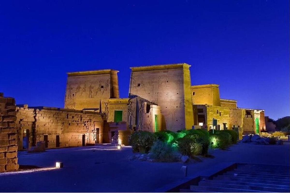 un gran edifici amb neu a terra a la nit