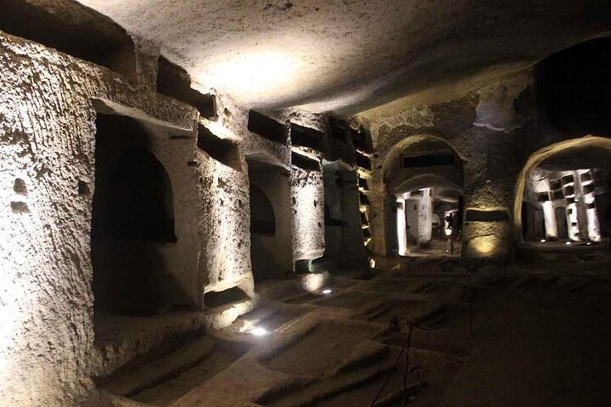 una stanza buia con un edificio in pietra con luci