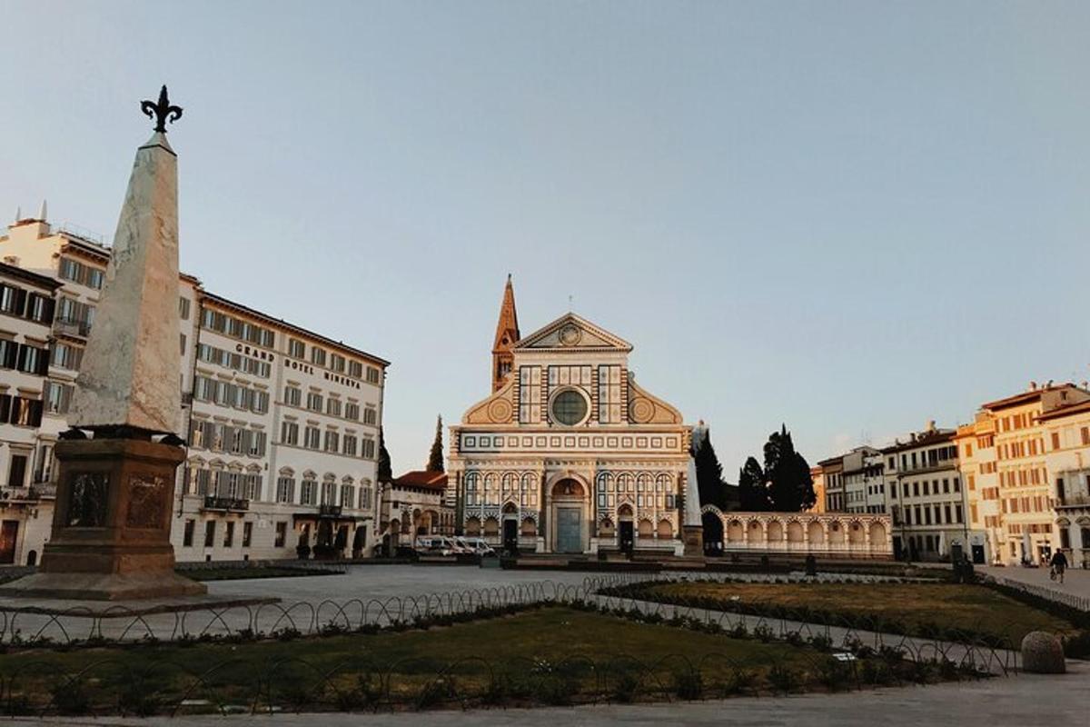 un edificio nel mezzo di una città