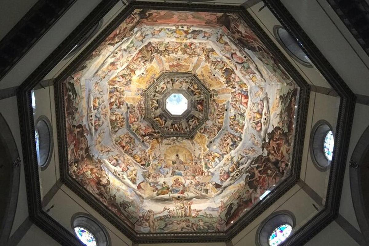 un soffitto di una chiesa con un dipinto sopra