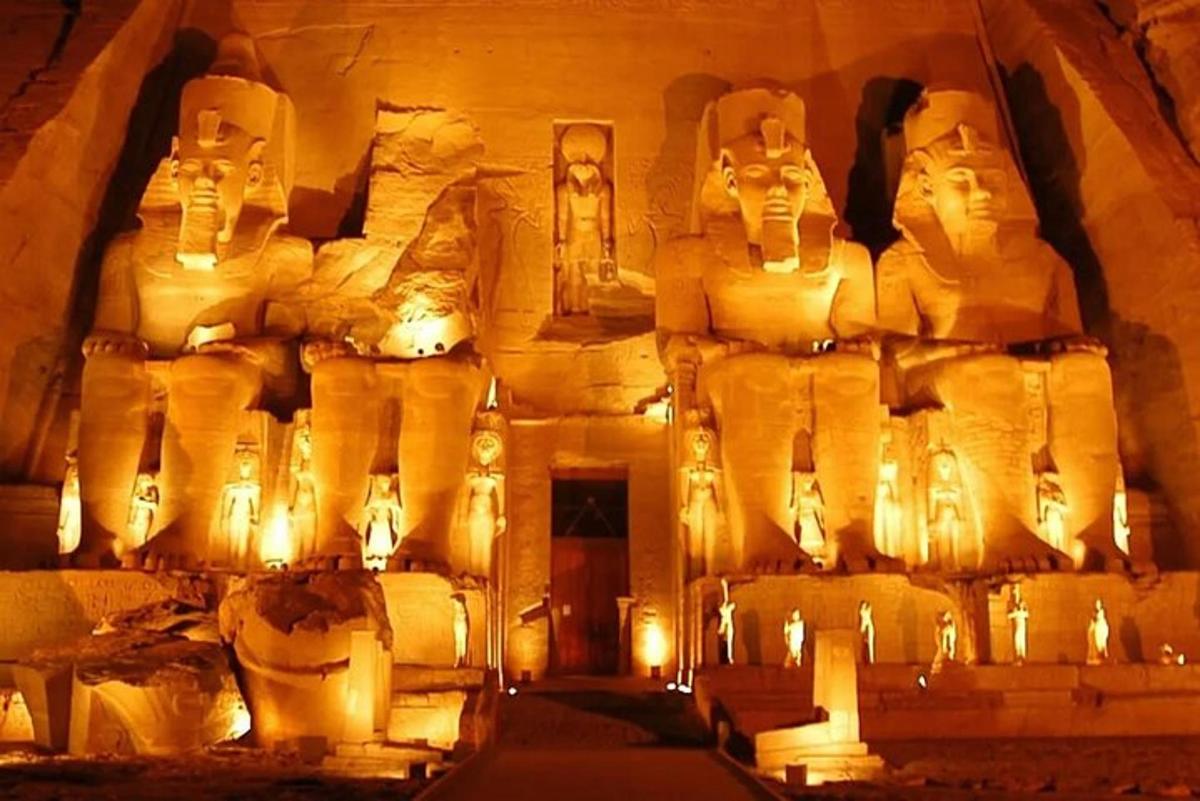 una exposició del temple d'Oubis a la nit