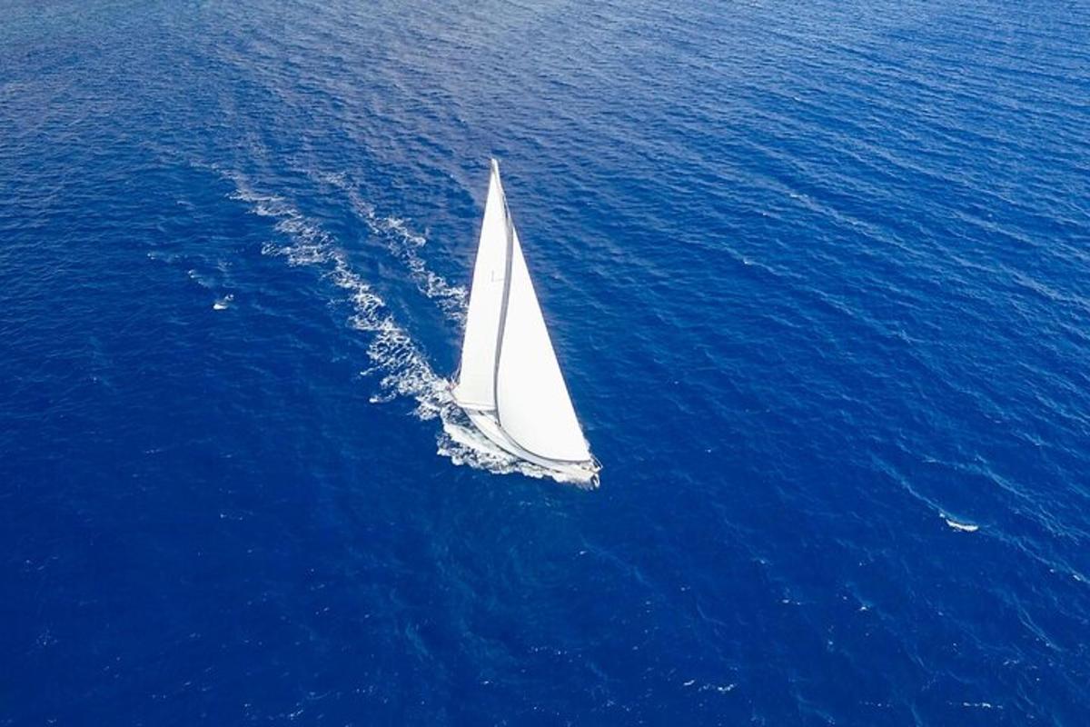 un veler blanc al mig de l'oceà