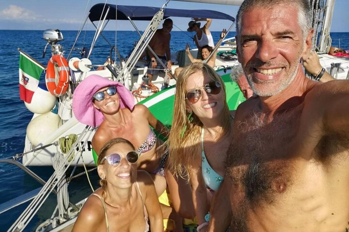 hópur fólks á bát í vatninu