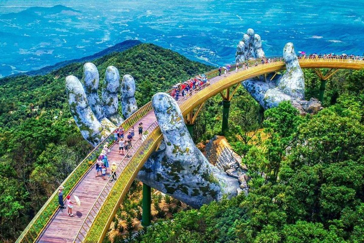 sekelompok orang berjalan di jembatan di langit