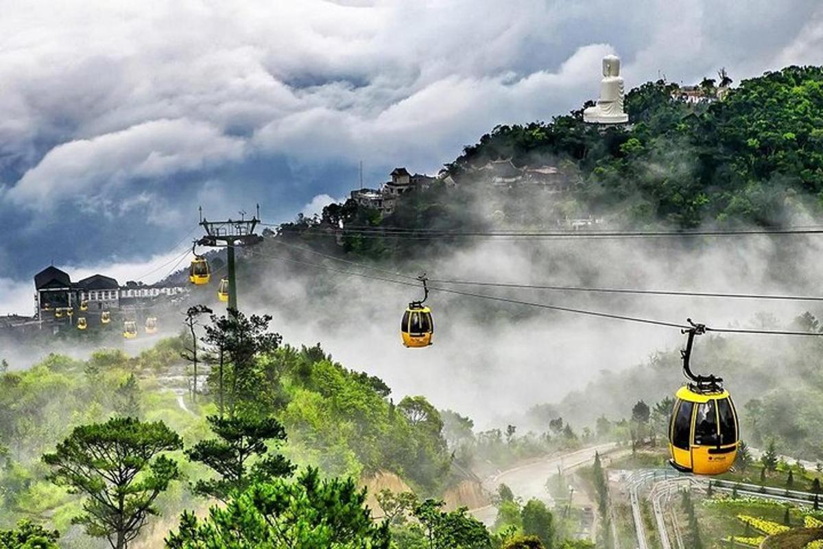 dua kereta gantung kuning di atas bukit dengan mercusuar