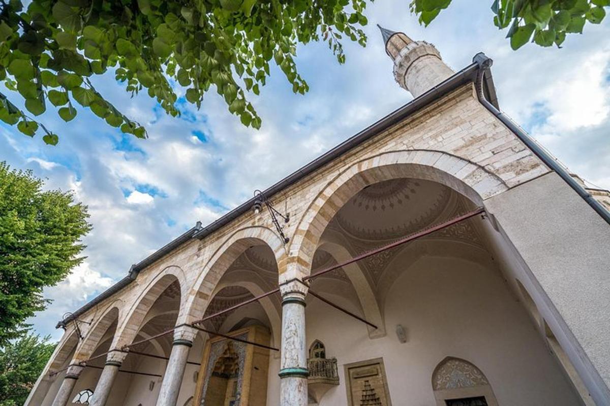 un edificio con colonne e un tetto con un cielo