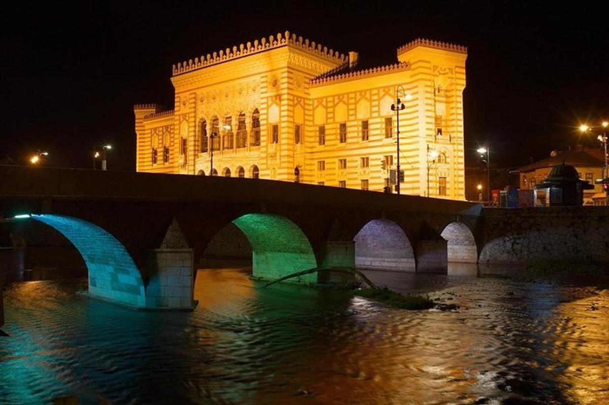 un edificio con un ponte sopra un fiume di notte