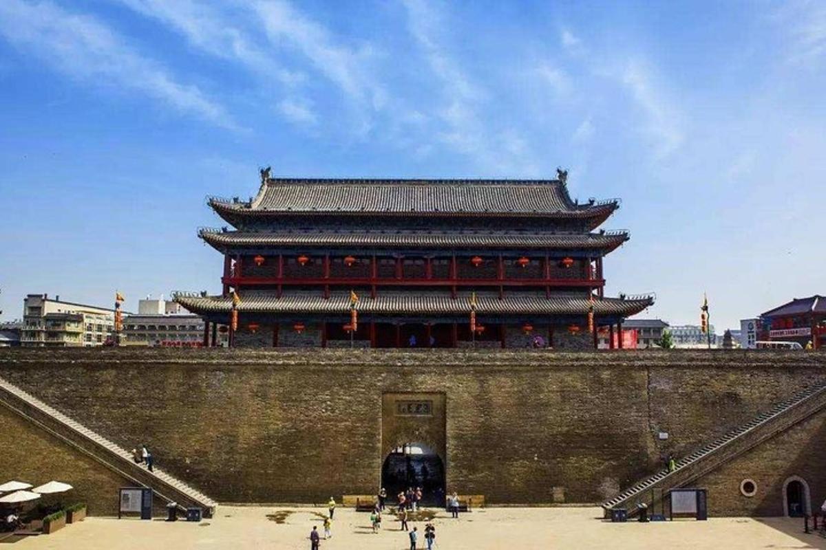 un grande edificio in cima a un muro