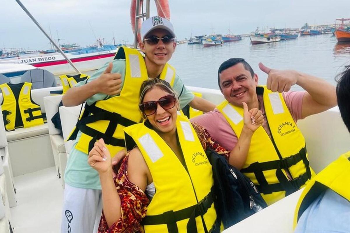 tres persones amb armilles salvavides en un vaixell