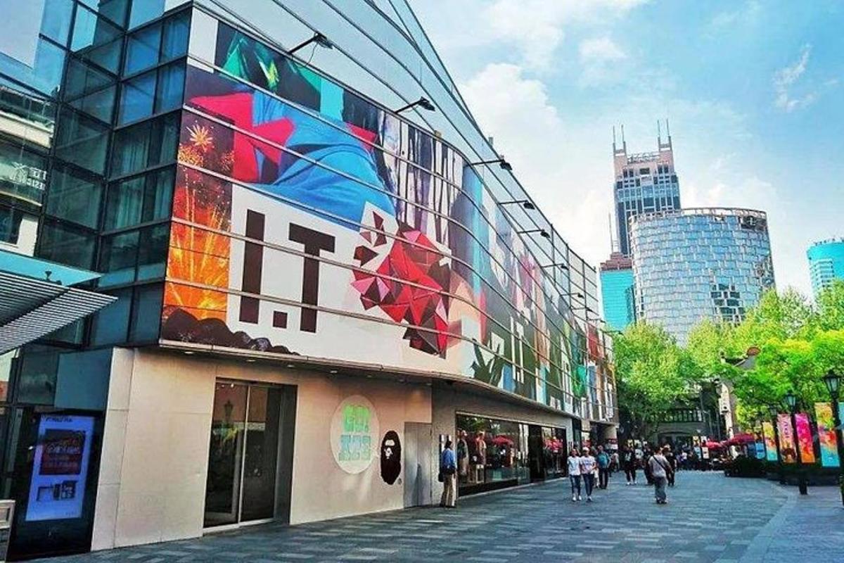 sebuah bangunan dengan mural besar di sisinya