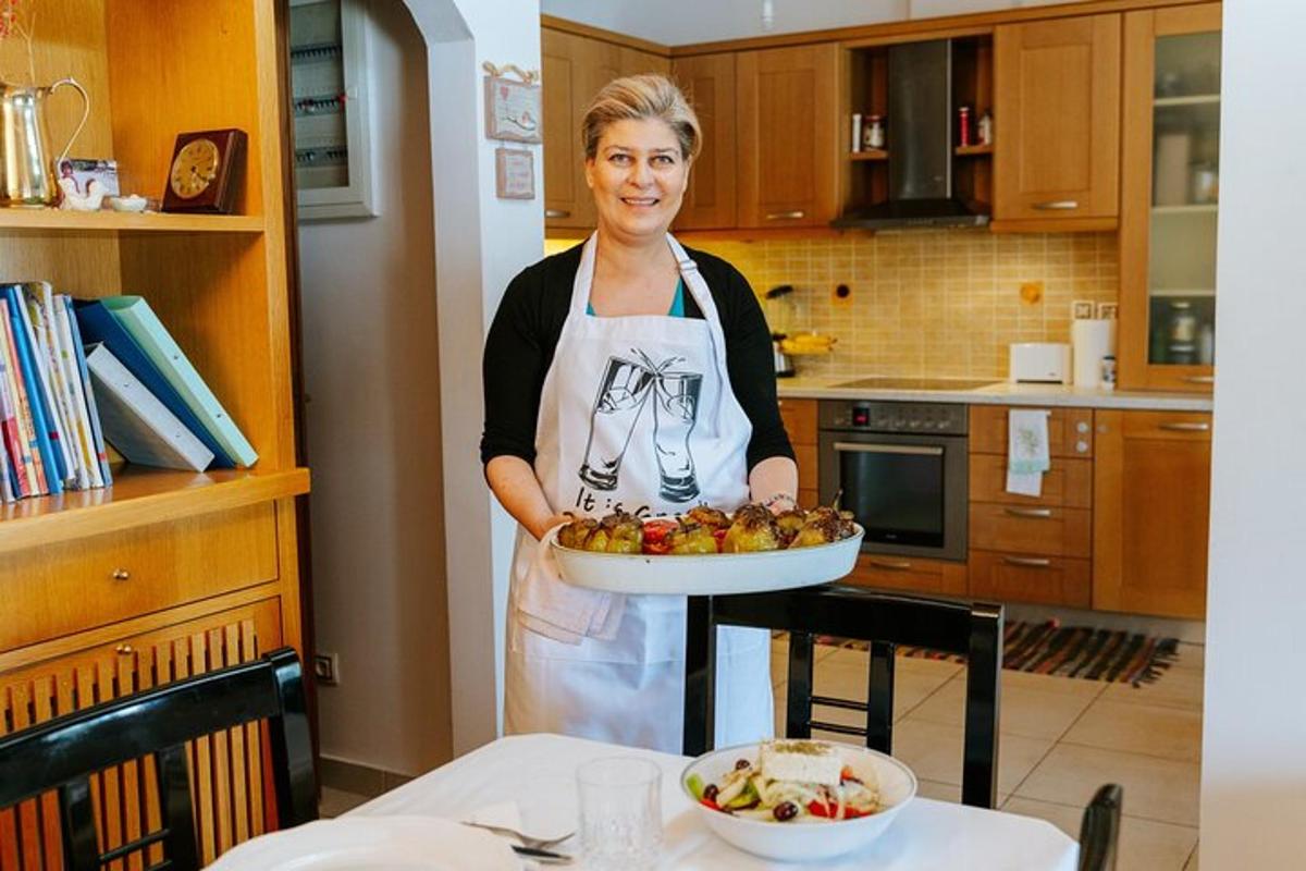 žena v kuchyni držící talíř s ovocem
