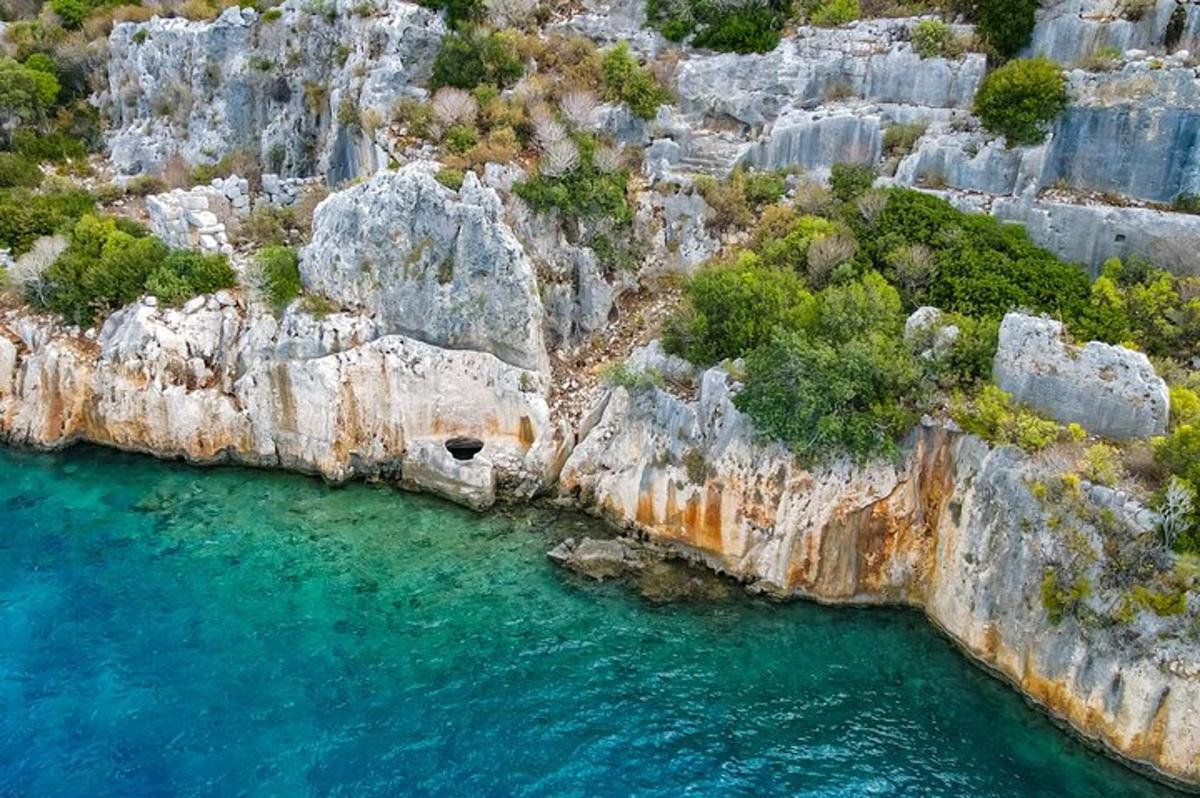 una vista aerea di una costa rocciosa con acqua blu