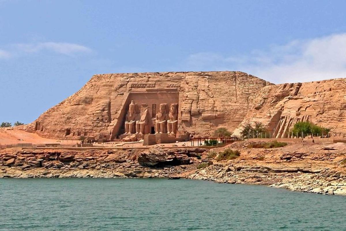 مبنى قديم على جرف بجانب الماء