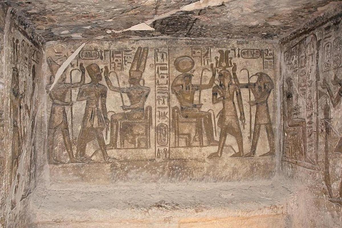 uma pintura na lateral de uma caverna
