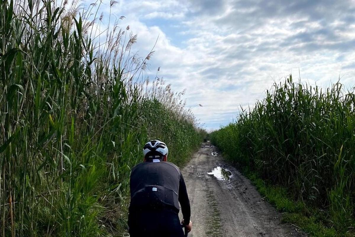 osoba koja vozi motocikl niz zemljani put