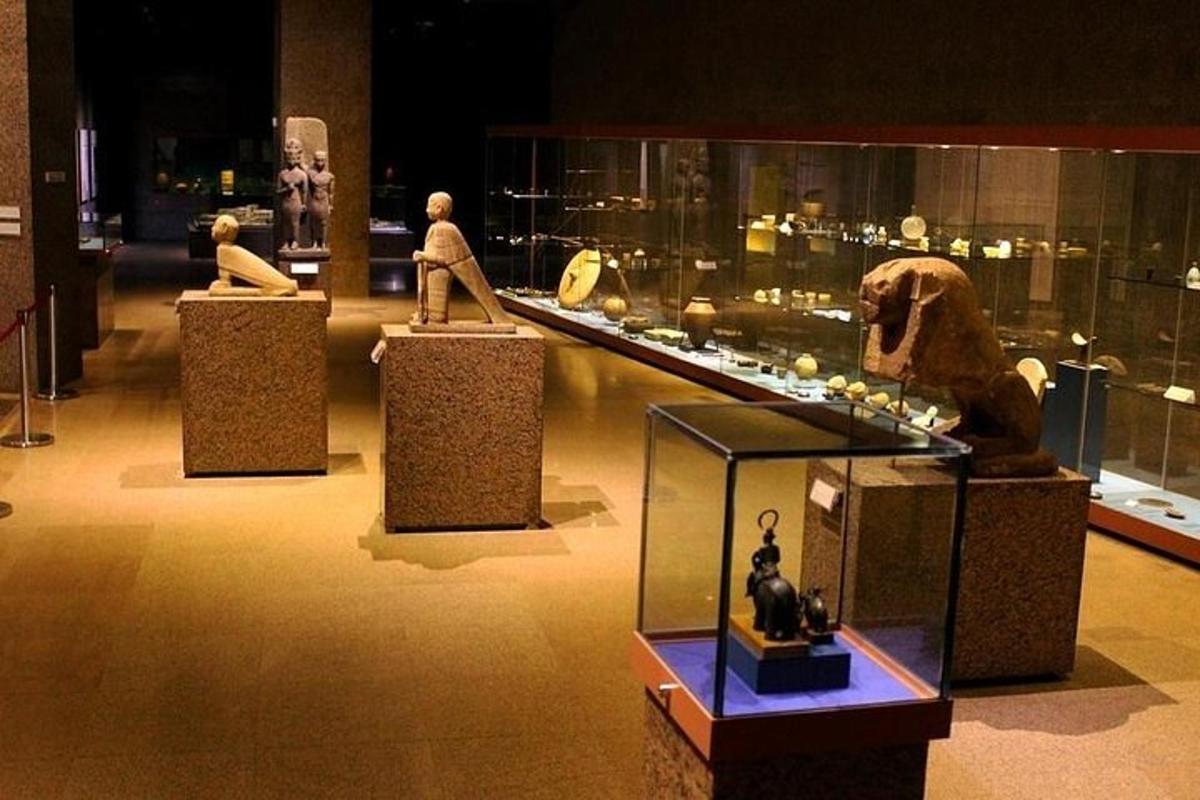 um museu com três estátuas de um cachorro em exposição