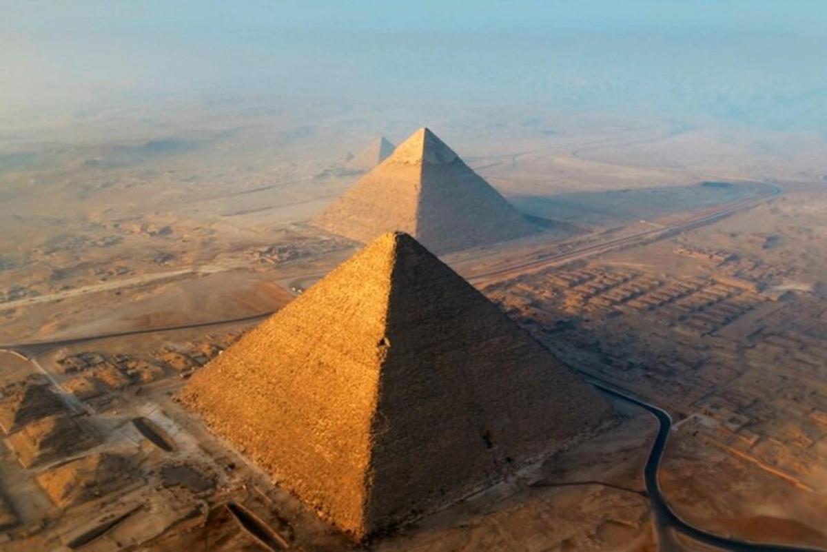 uma vista aérea das pirâmides do Egito