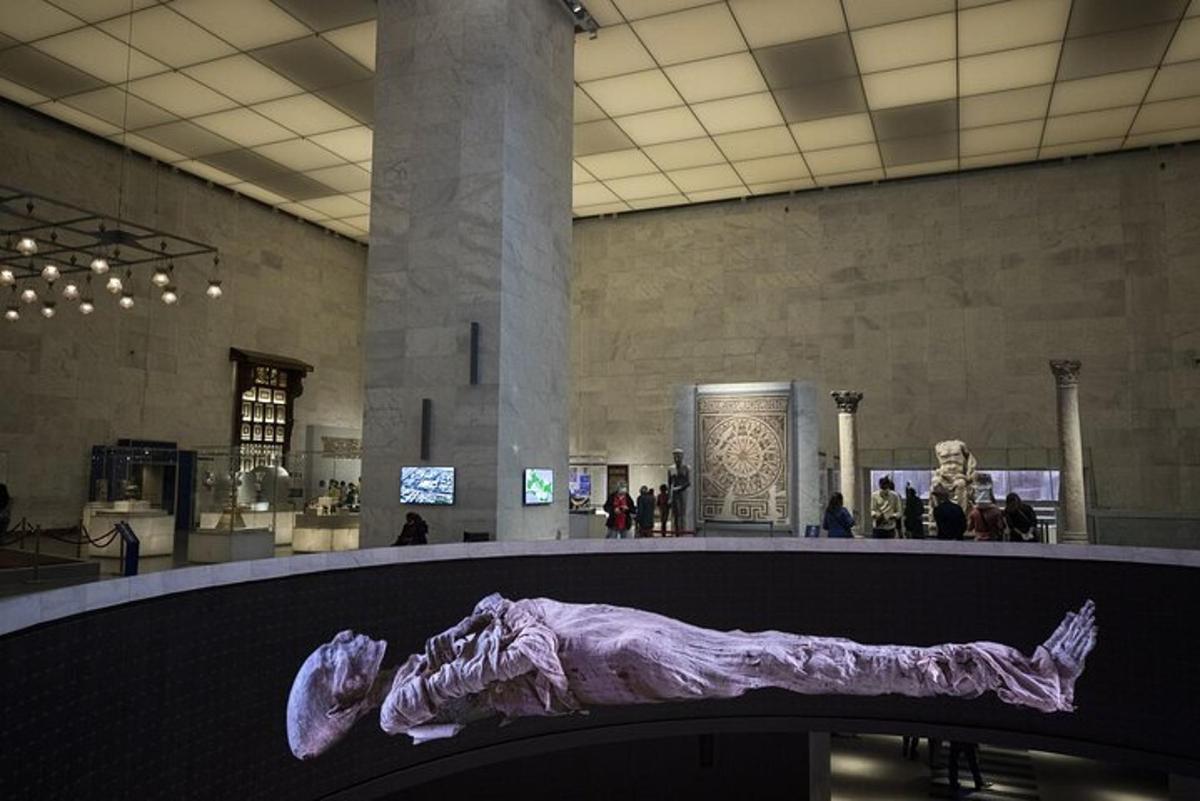 un grande museo con una grande scultura viola in un edificio