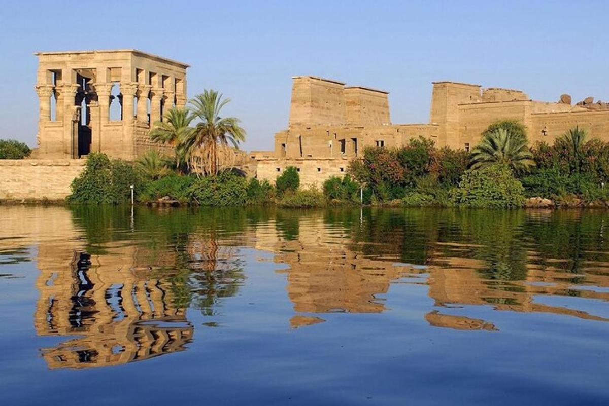 مبنى مع انعكاسه في مسطح مائي