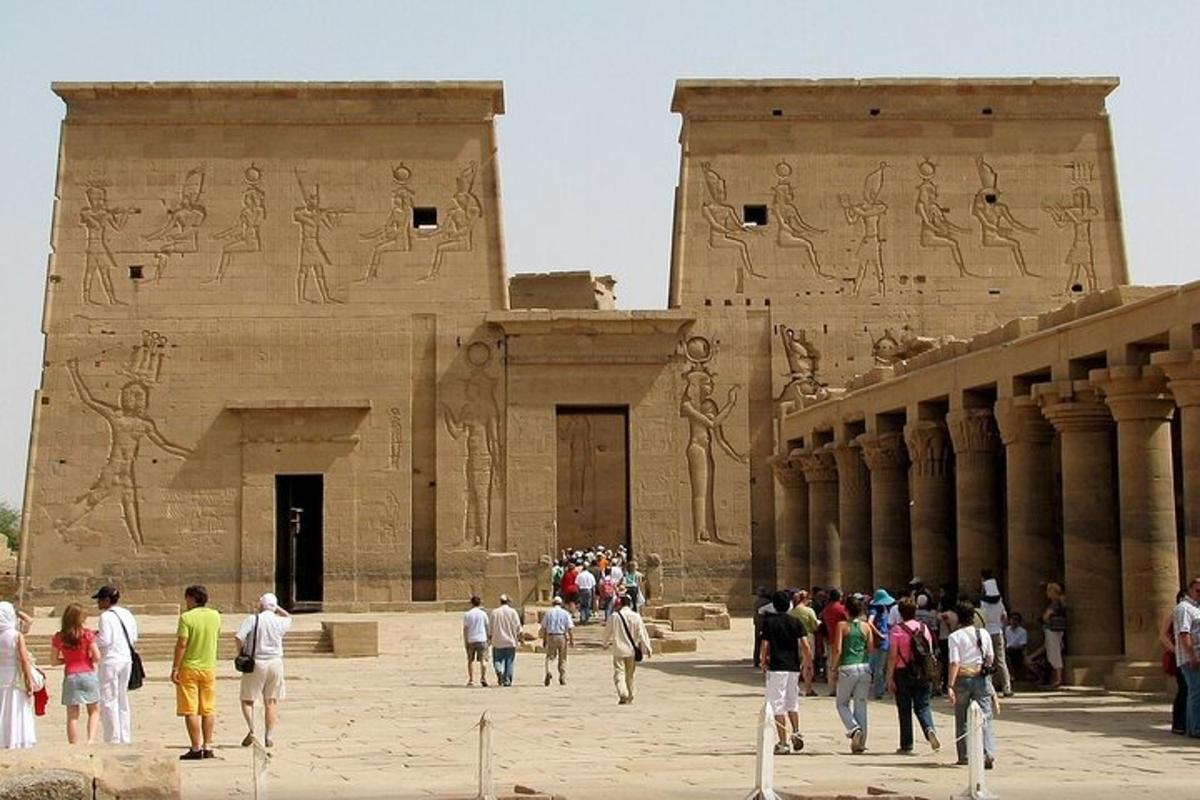 مجموعة من الأشخاص يسيرون أمام مبنى