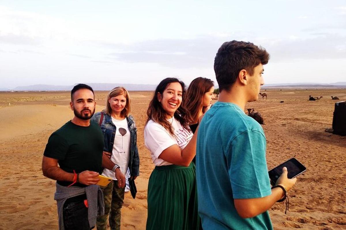 um grupo de pessoas em pé na praia