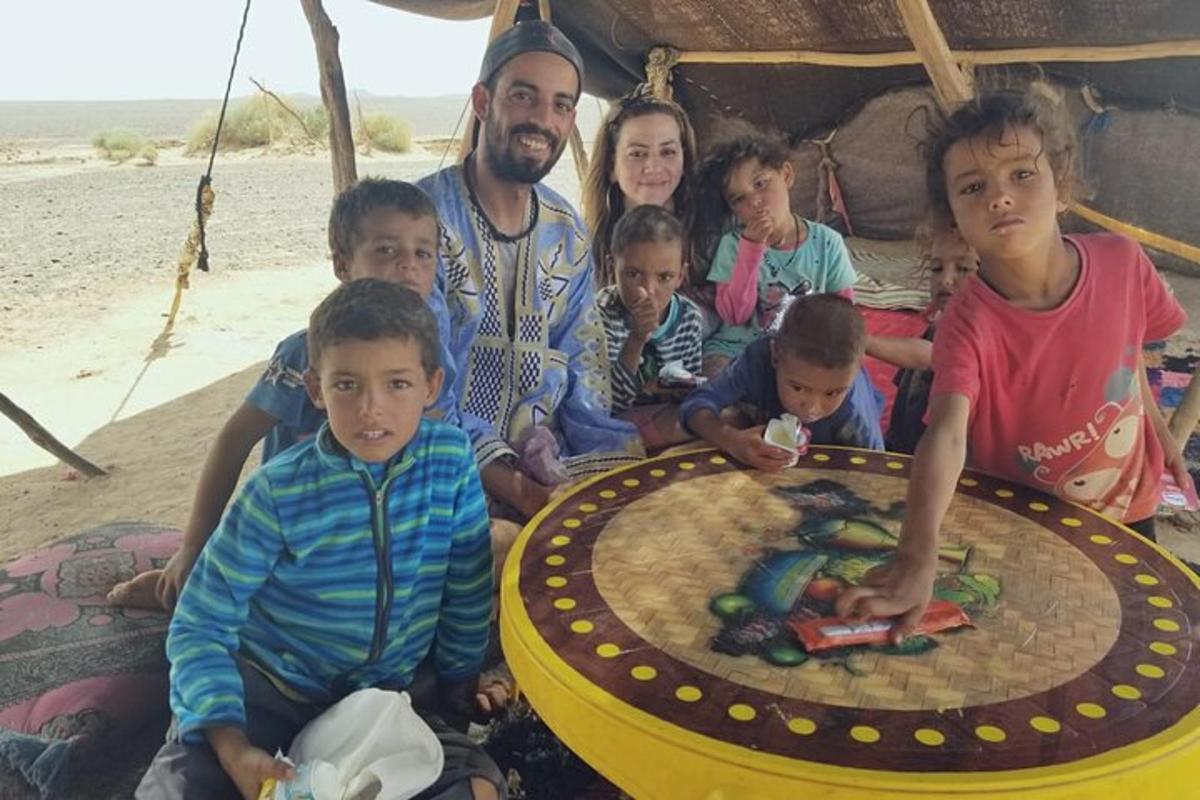 مجموعة من الأشخاص يجلسون أمام طاولة