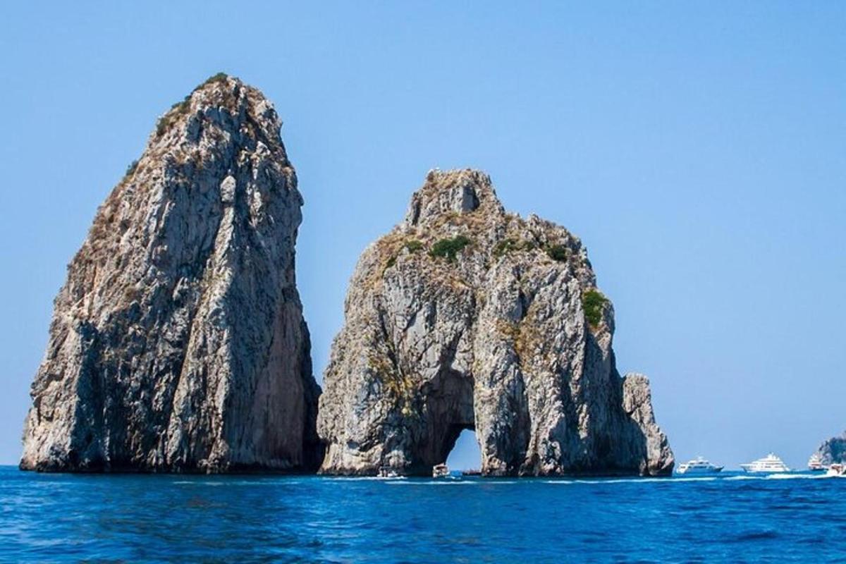 eine große Felsformation im Wasser mit einem Schiff