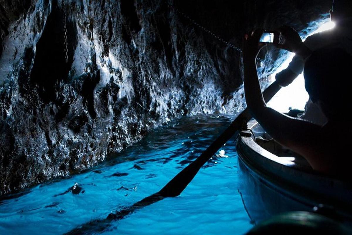 eine Person in einem Boot in einer Höhle