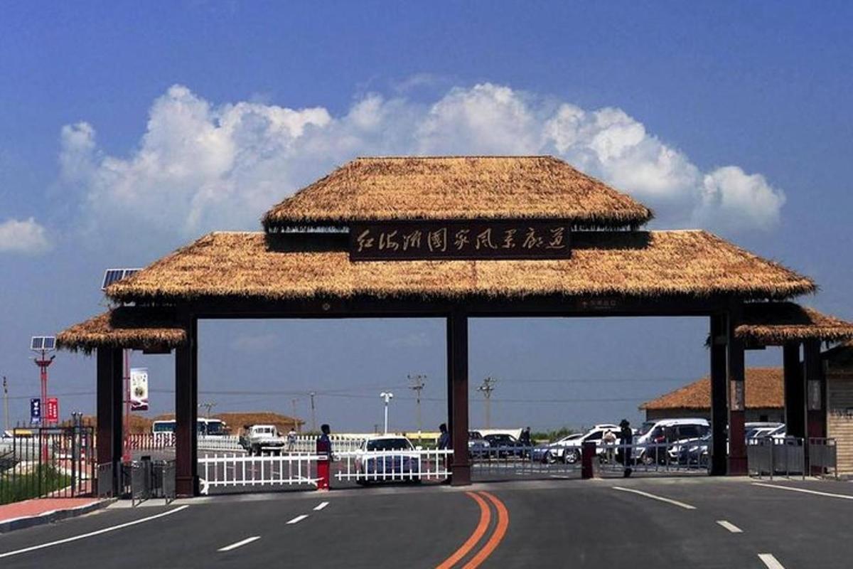 pavilon se slaměnou střechou na parkovišti