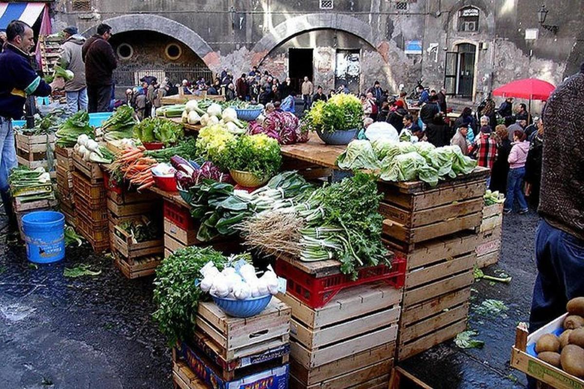 un mercat amb un grapat de verdures a l'aire