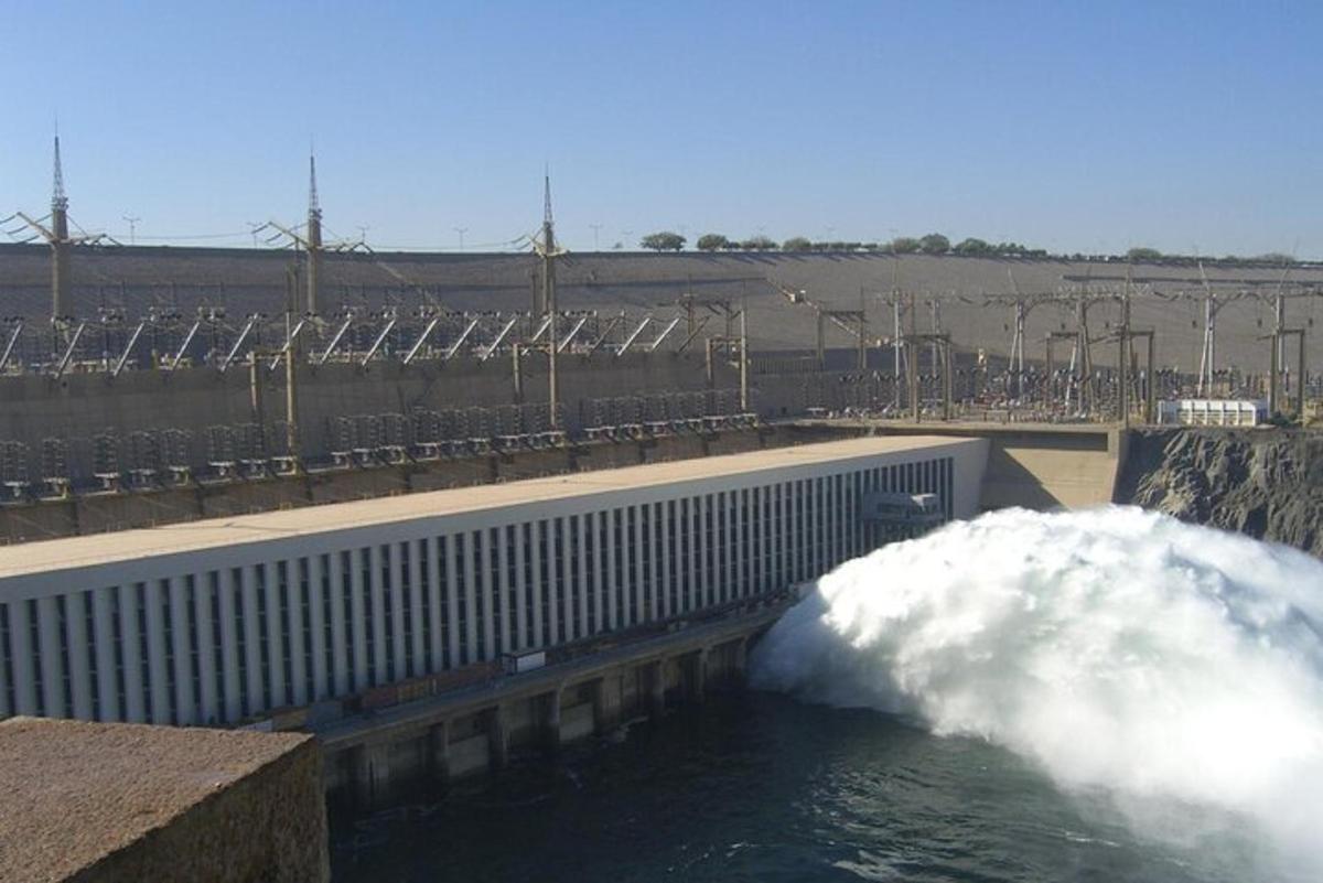 una diga d'acqua con un'onda nell'acqua