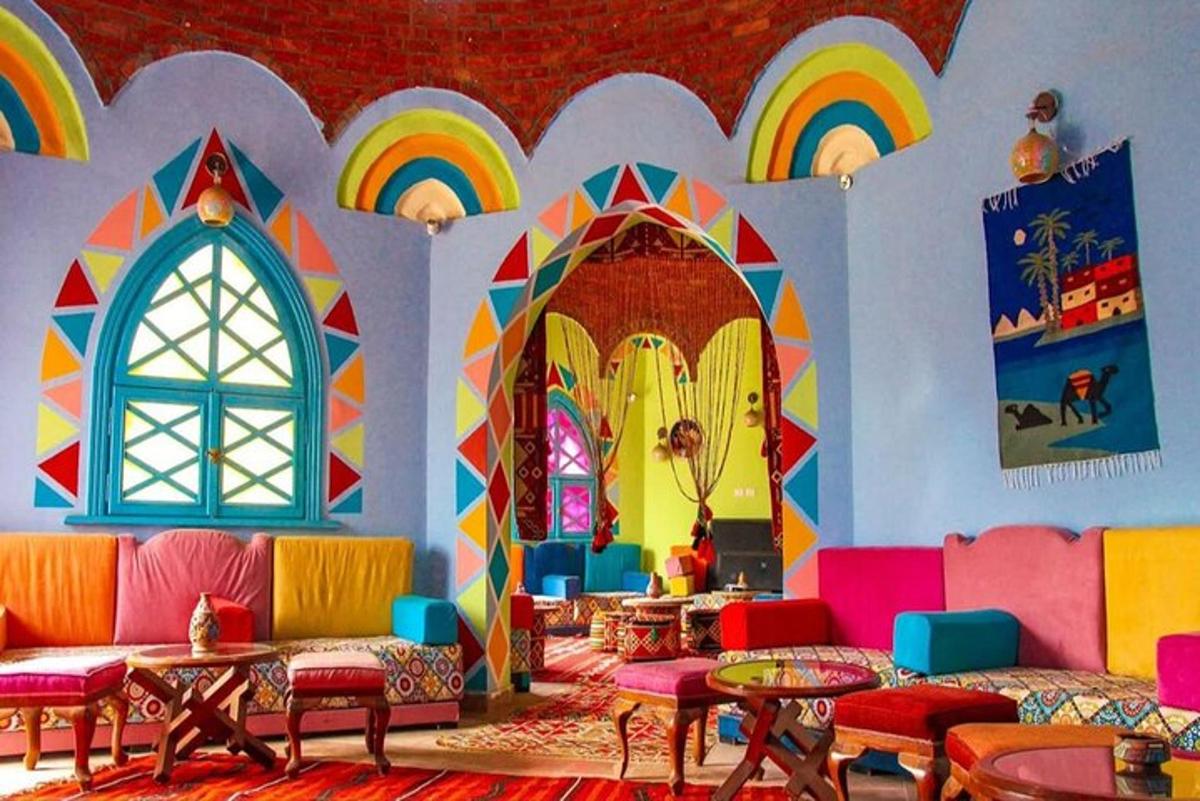 Una habitación con muebles coloridos y un arcoíris.